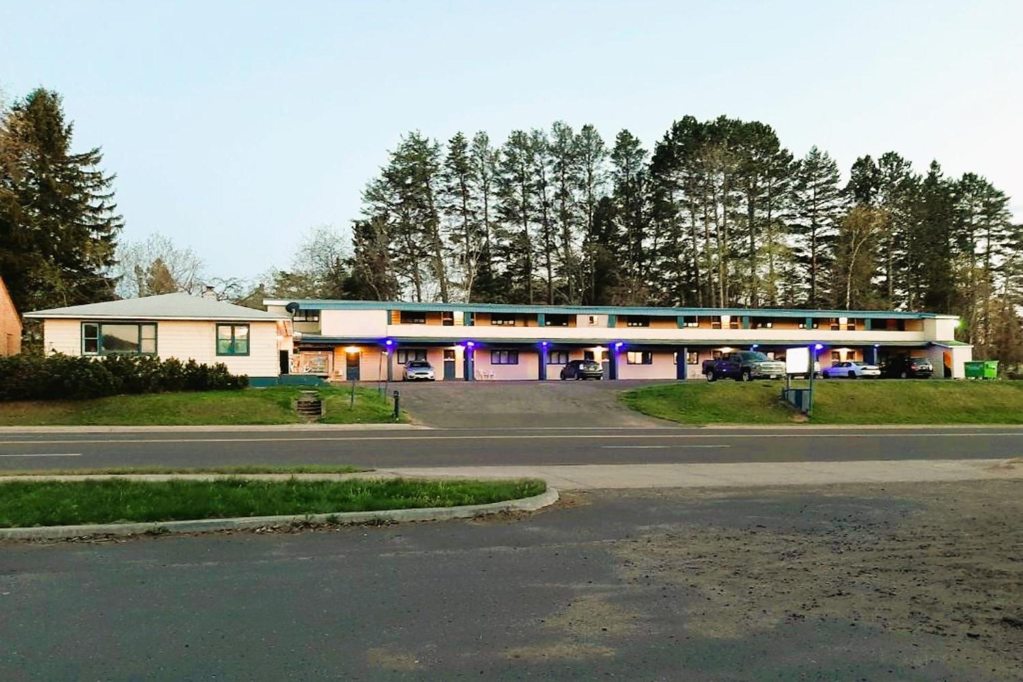Love Hotels Timberline By Oyo Lake Superior Ironwood Esterno foto